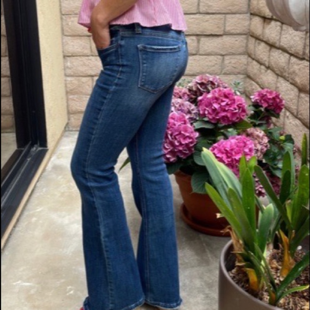 Vervet Los Angeles  mid rise jeans with flared legs size 27.